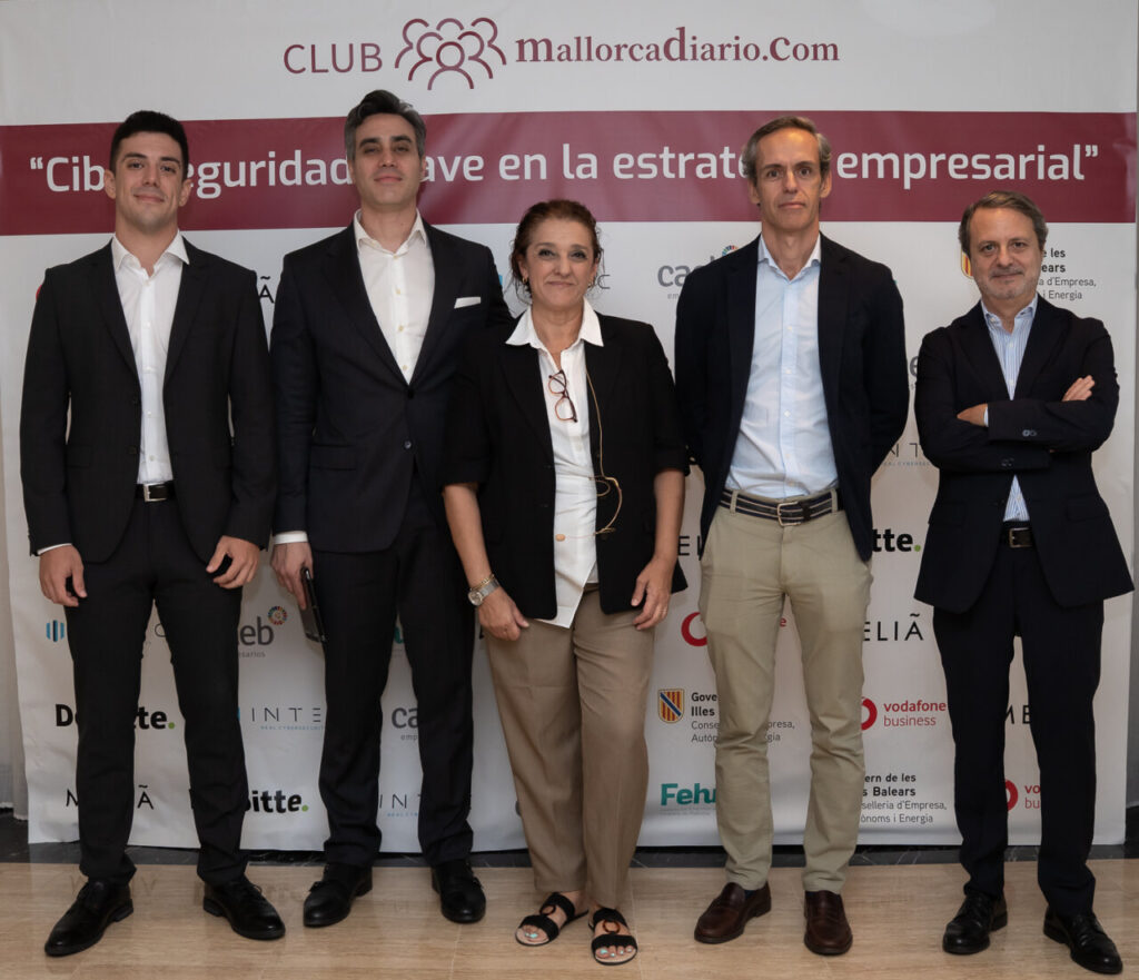 Grupo de personas en evento sobre ciberseguridad en Mallorca
