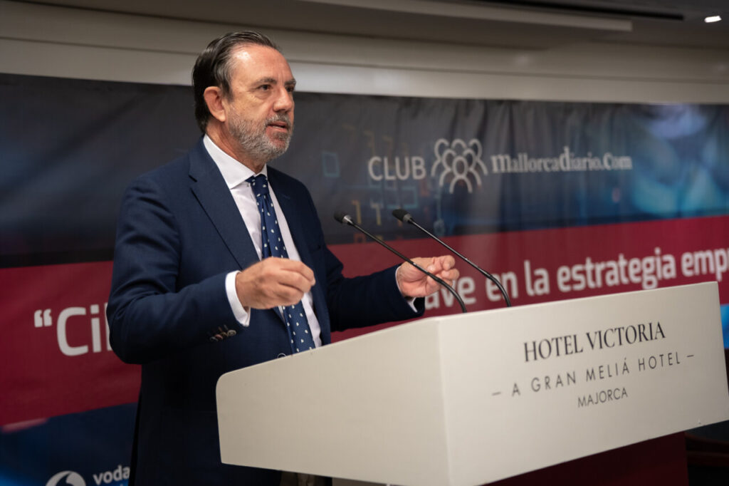 Ponente hablando sobre ciberseguridad en evento del Club Malorcadiario