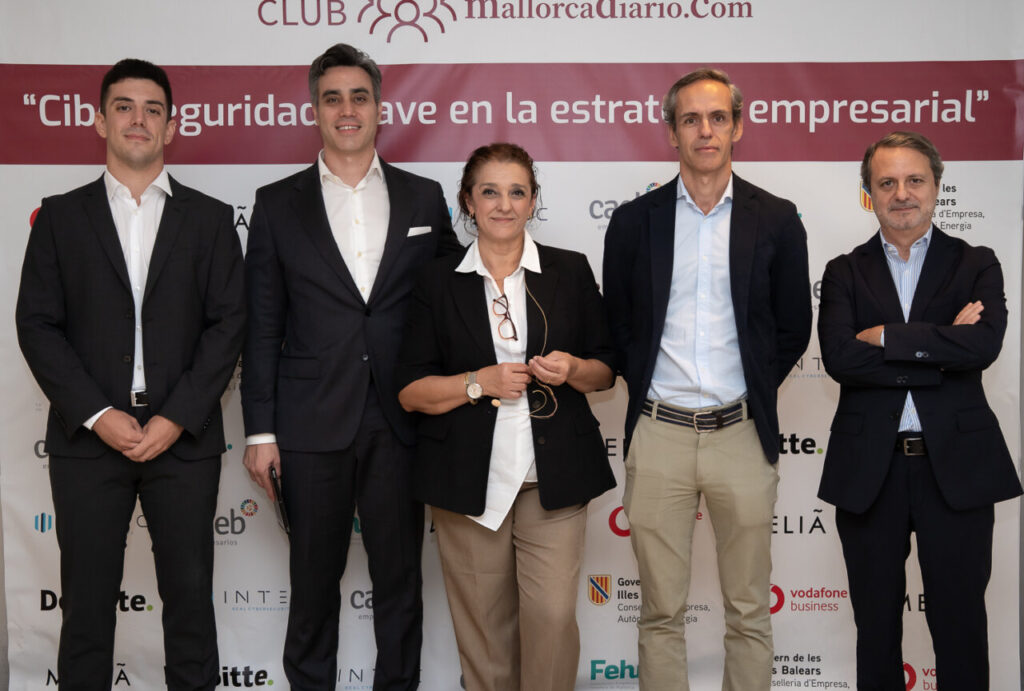 Grupo de profesionales en evento sobre ciberseguridad en Mallorca.