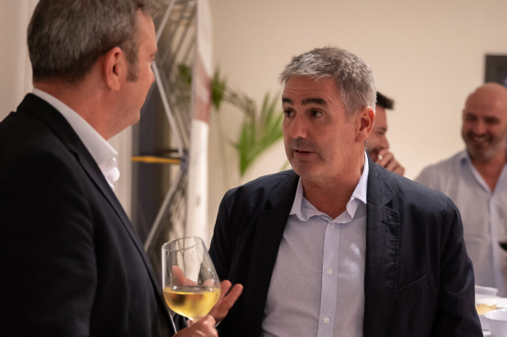 Dos hombres conversando en un evento de ciberseguridad.