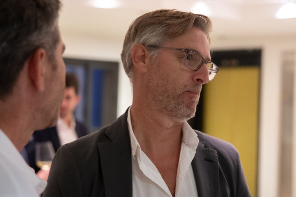 Hombre con gafas en un evento de ciberseguridad.