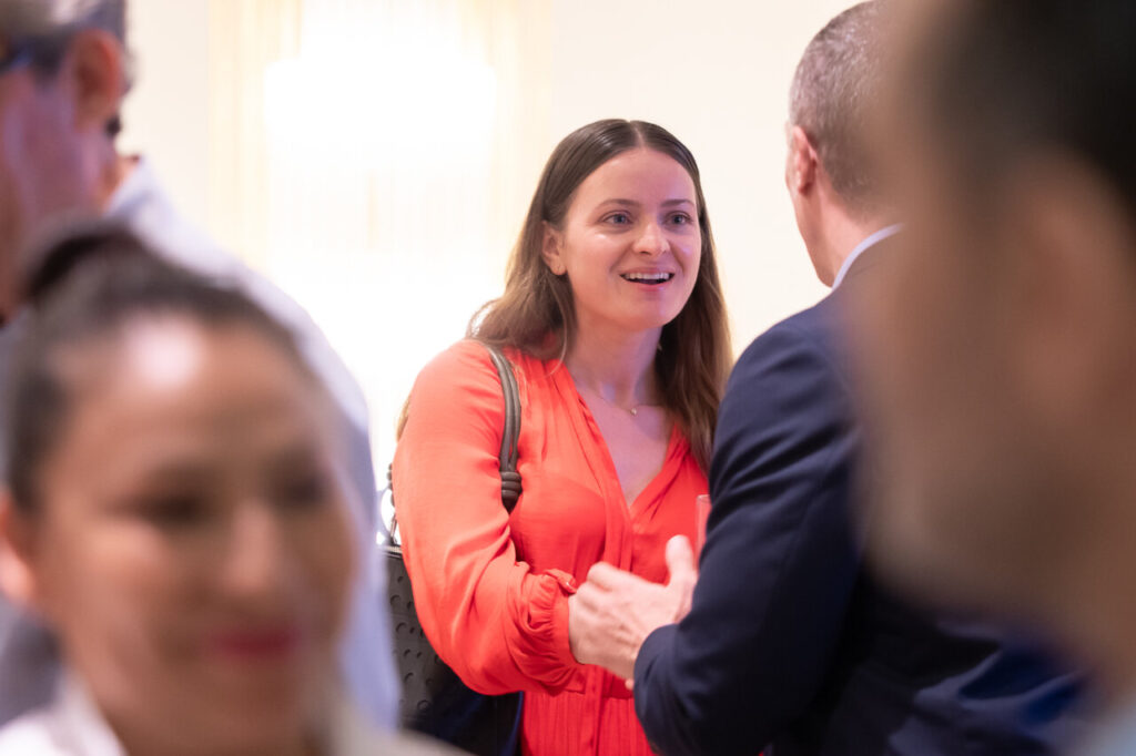 Mujer sonriente interactuando en un evento de ciberseguridad