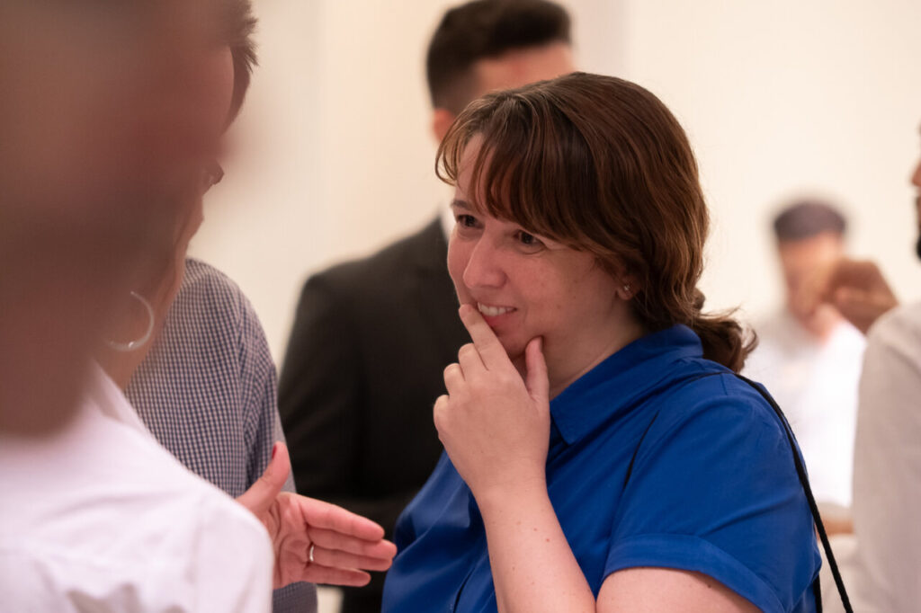 Persona en conversación durante un evento de ciberseguridad