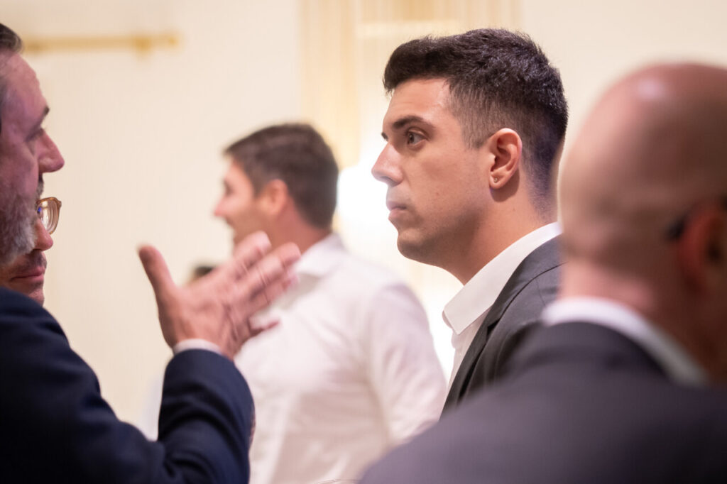 Evento de ciberseguridad en Club Malorcadiario con asistentes conversando.