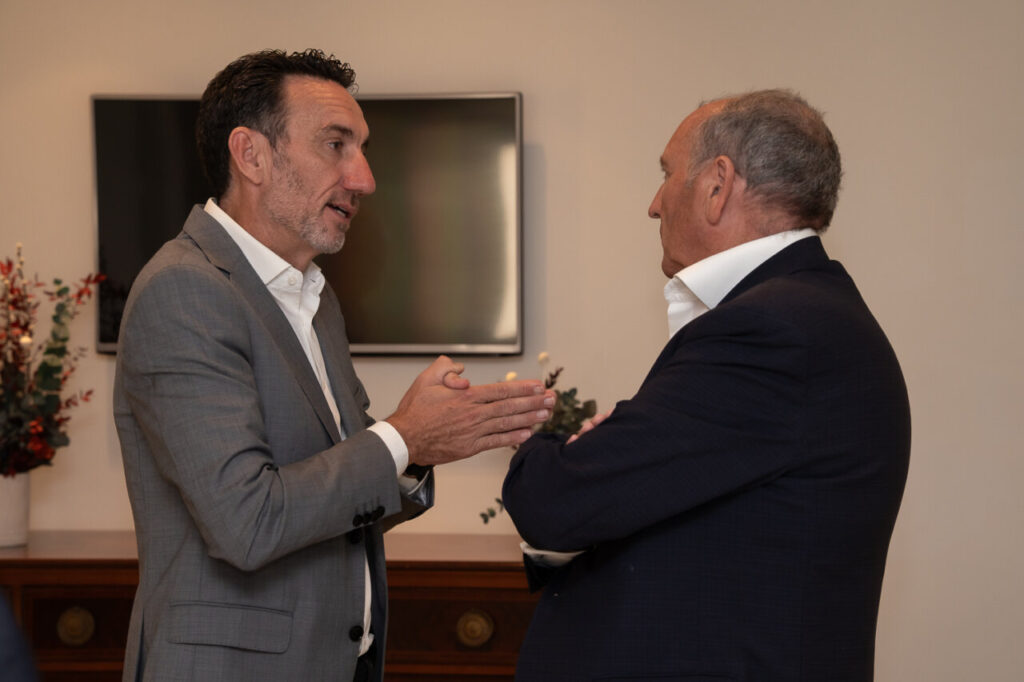 Dos hombres conversando en un evento de ciberseguridad en Mallorca.