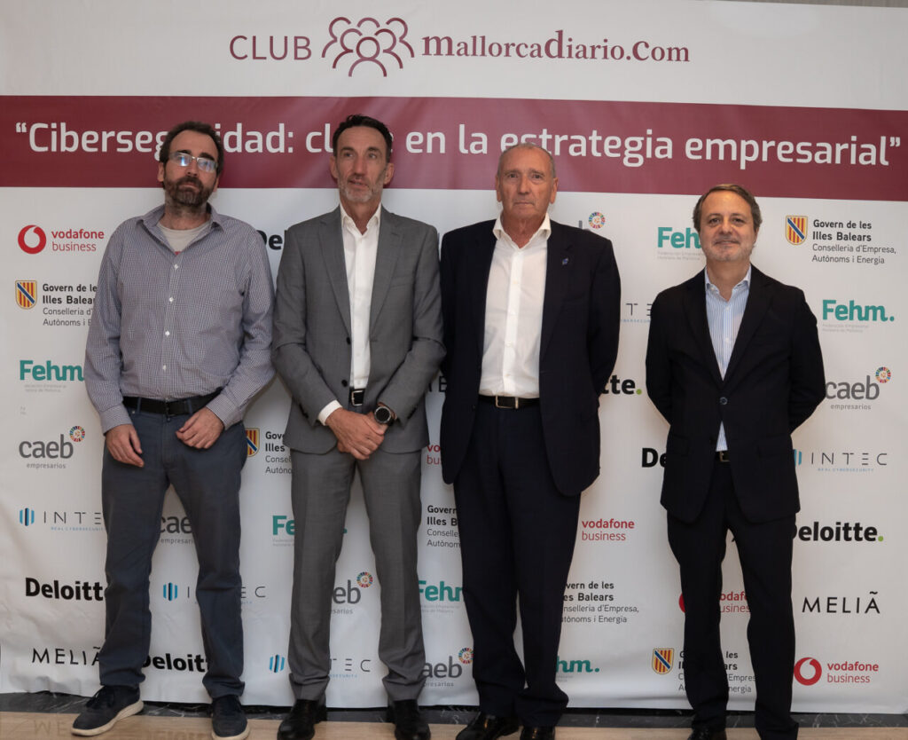 Cuatro personas en un evento sobre ciberseguridad en Mallorca