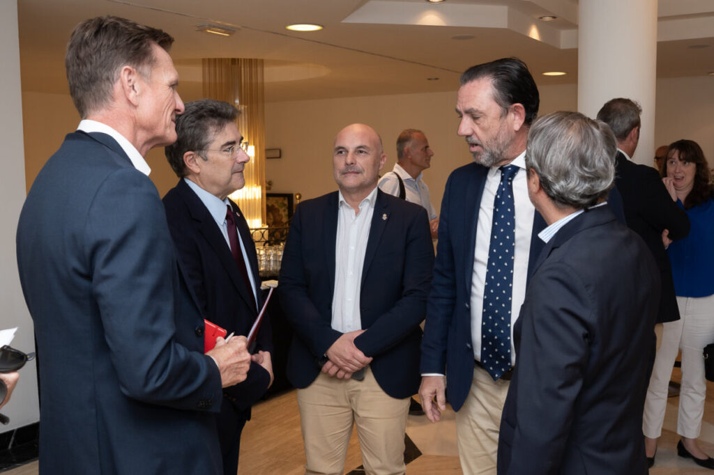 Grupo de personas conversando en un evento de ciberseguridad.