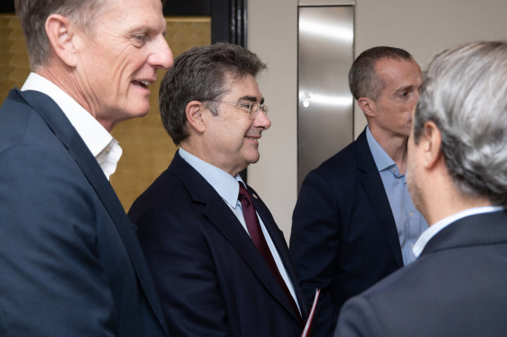 Grupo de personas conversando en un evento de ciberseguridad