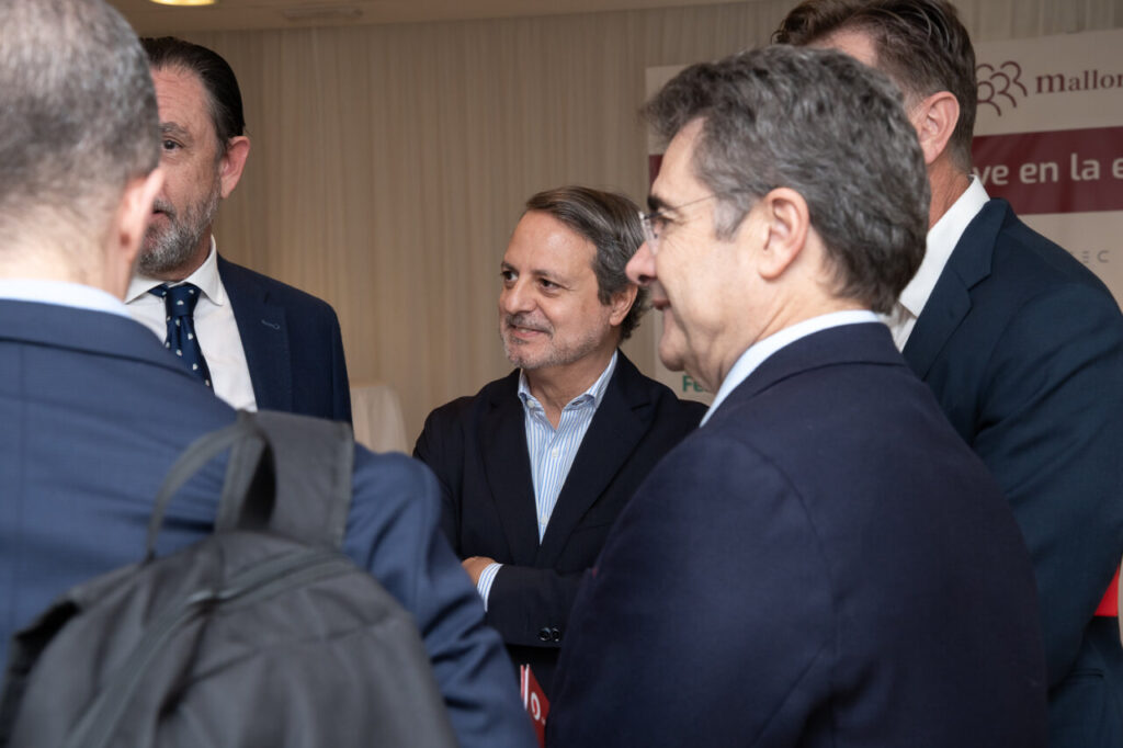 Reunión de profesionales en el Club Malorcadiario sobre ciberseguridad.