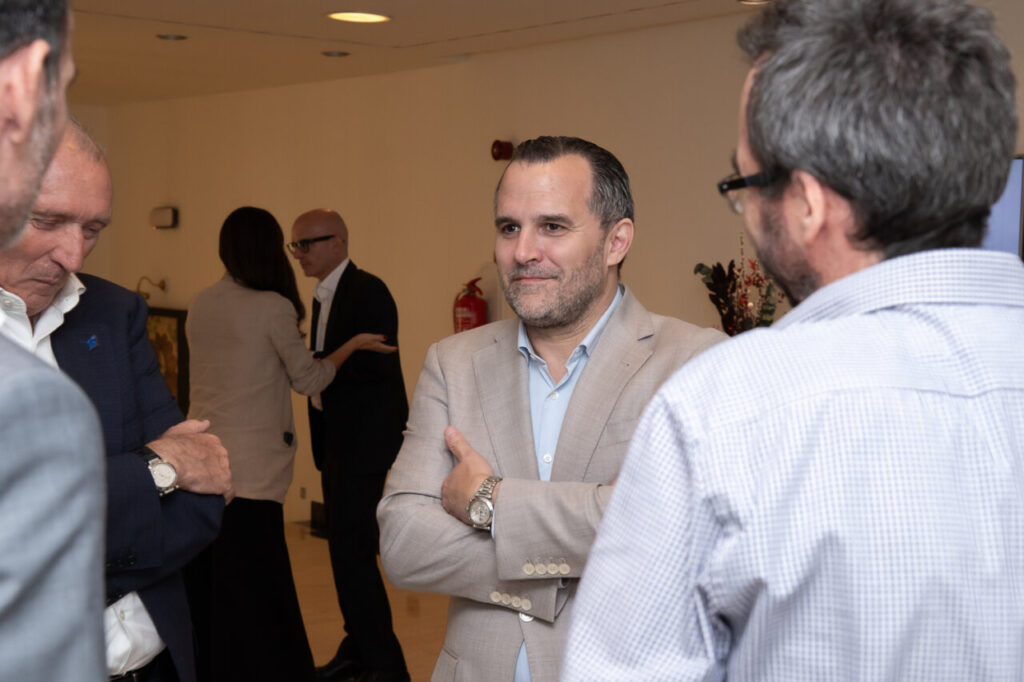 Personas conversando en un evento de ciberseguridad en Mallorca.