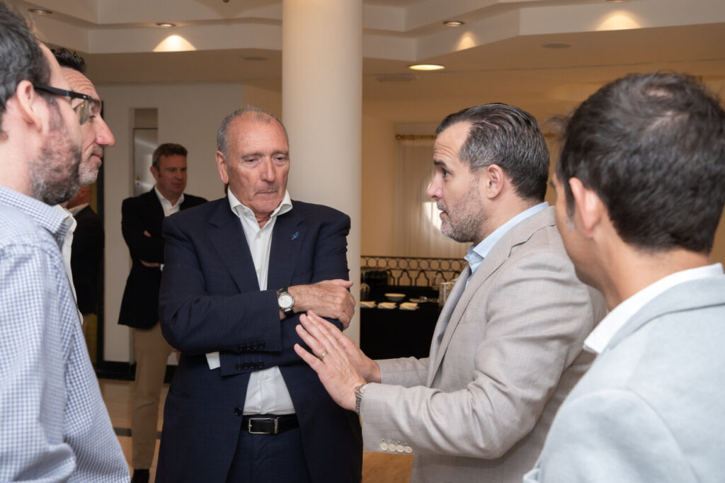 Reunión sobre ciberseguridad en Club Malorcadiario con varios participantes.