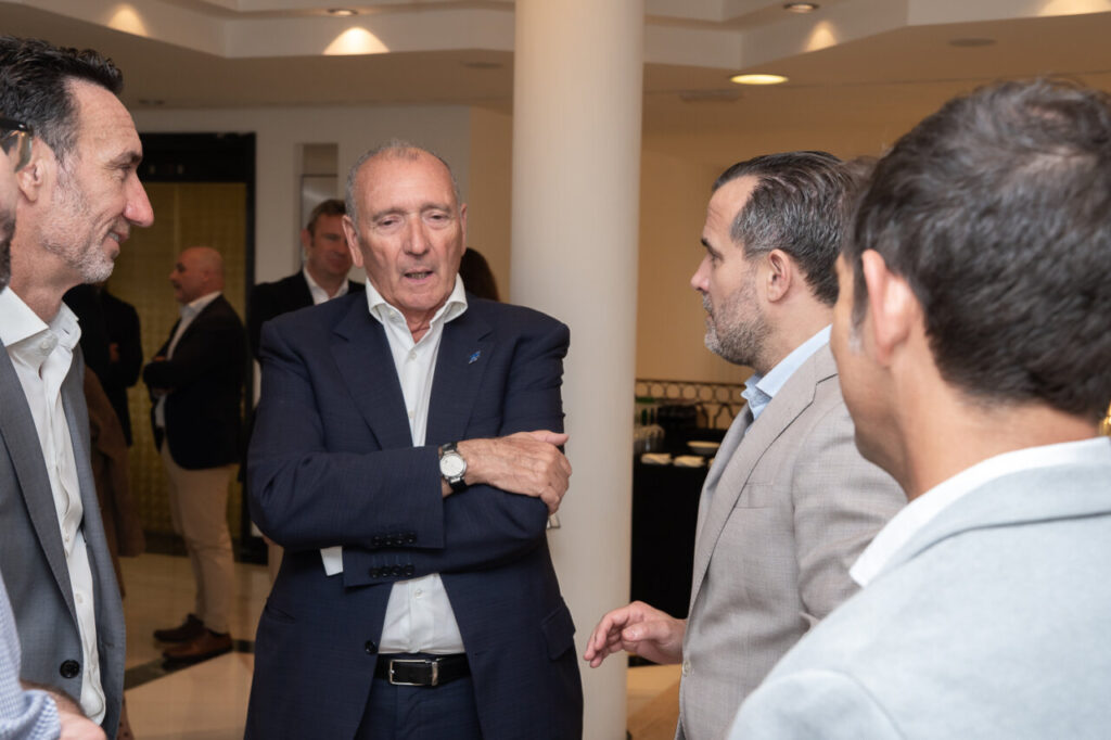 Grupo de personas conversando en un evento de ciberseguridad