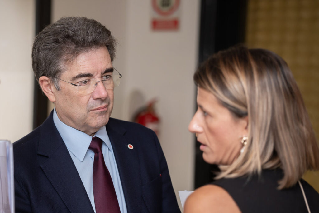 Dos personas conversando en un evento de ciberseguridad.