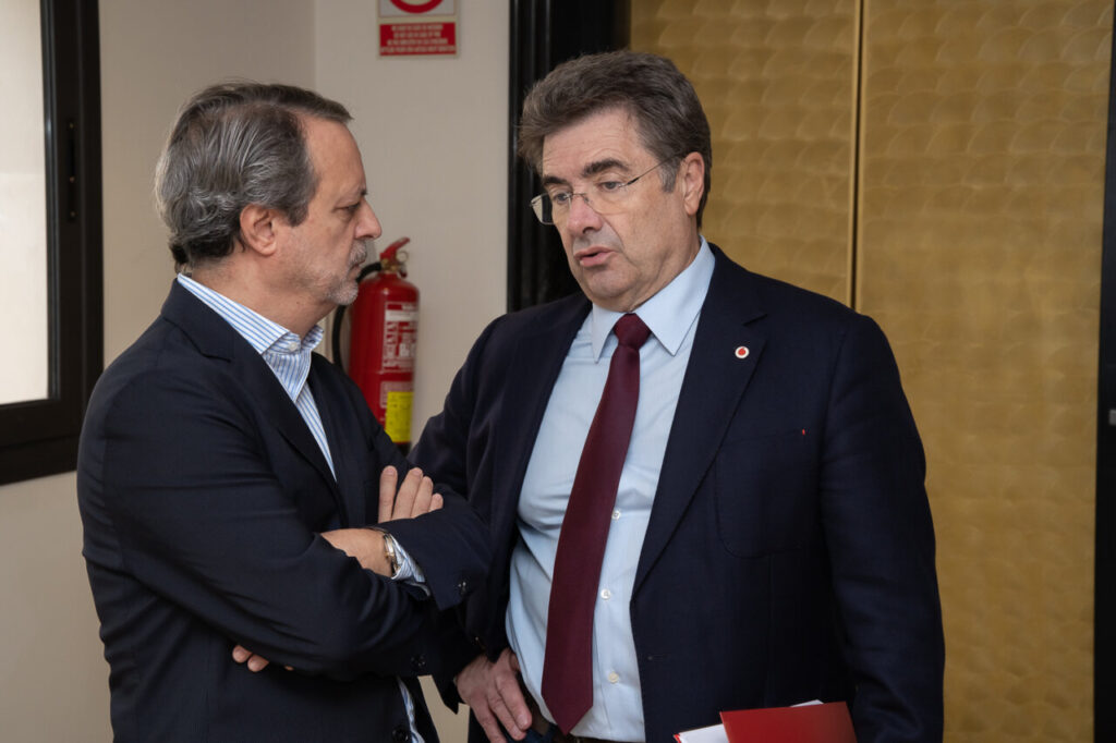 Dos hombres conversando en un evento de ciberseguridad.