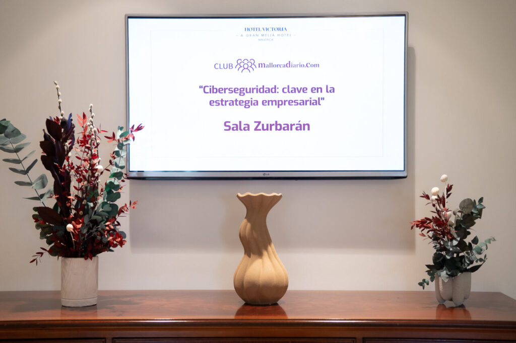 Presentación sobre ciberseguridad en sala Zurbarán con decoración floral