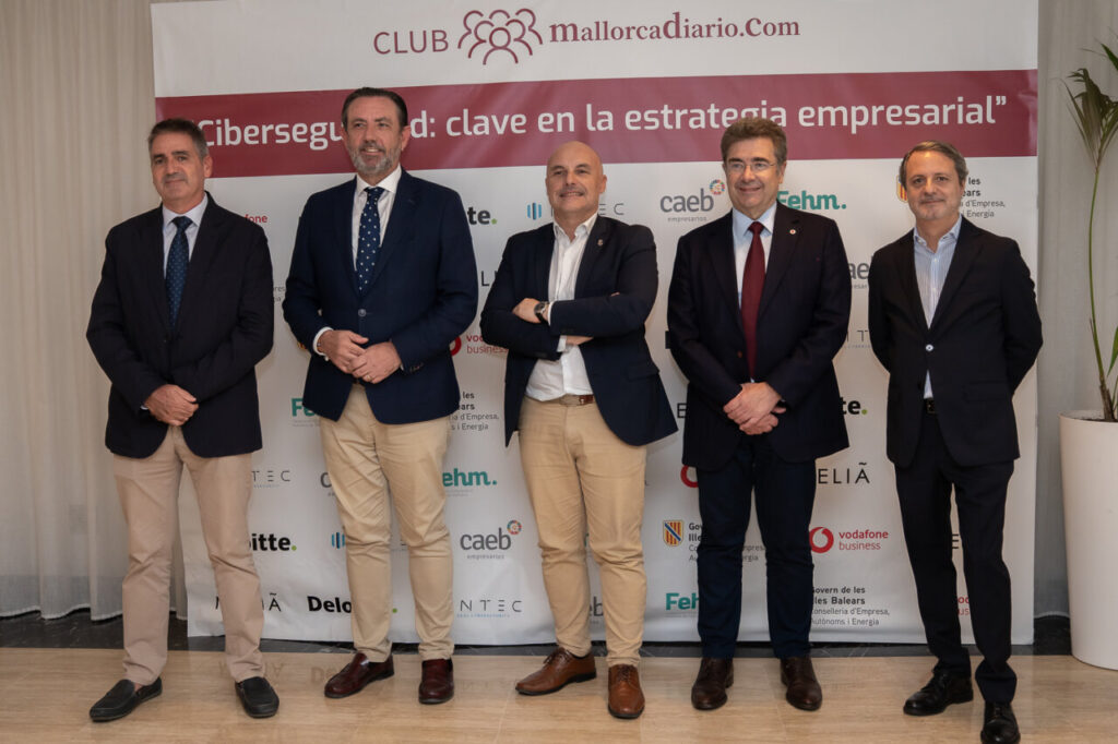 Cinco personas posando en un evento sobre ciberseguridad en Mallorca.