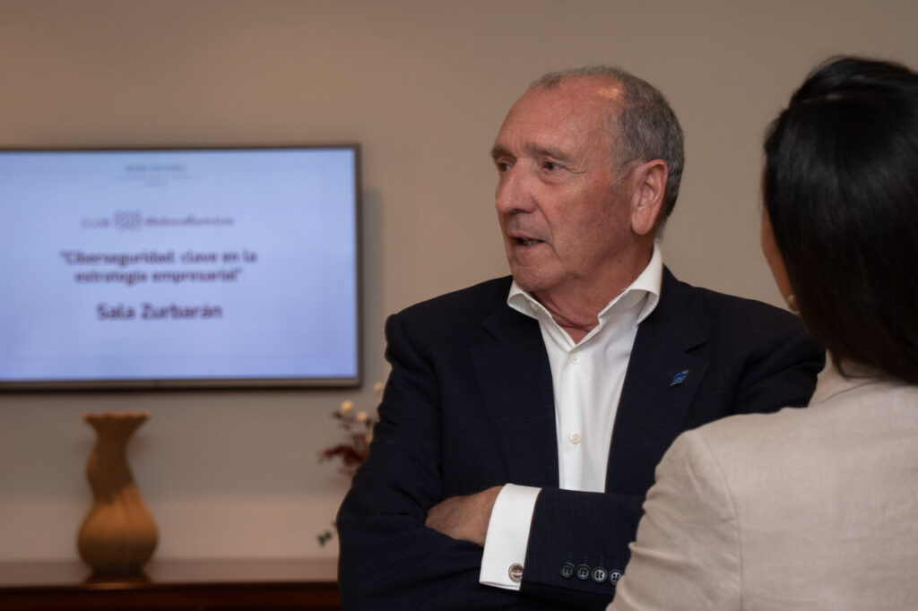 Hombre hablando en evento sobre ciberseguridad en Mallorca