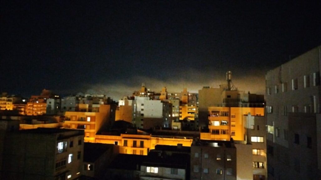 Columna de humo visible en la ciudad de Palma durante un incendio