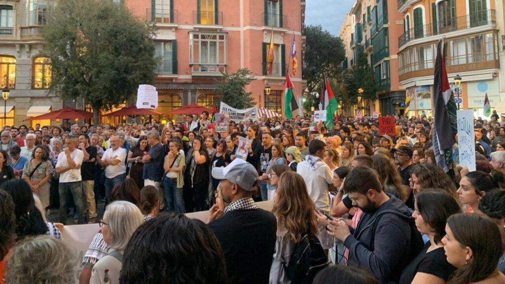Multitud de personas en la plaza de Cort en Palma durante la concentración.