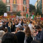 Multitud de personas en la plaza de Cort en Palma durante la concentración.