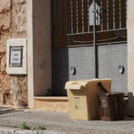 Cubo de reciclaje del sistema de recogida selectiva delante del portal de una casa en Marratxí.
