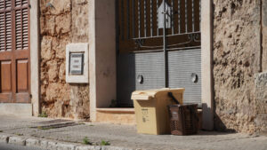 Cubo de reciclaje del sistema de recogida selectiva delante del portal de una casa en Marratxí.