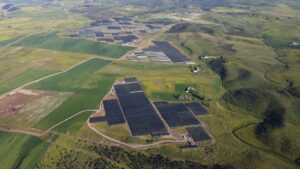 Vista aérea de plantas solares en un campo verde