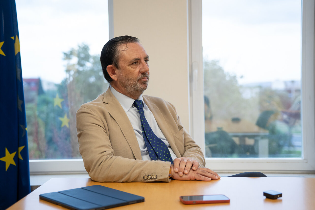 Alejandro Sáenz de San Pedro García en una entrevista en su oficina