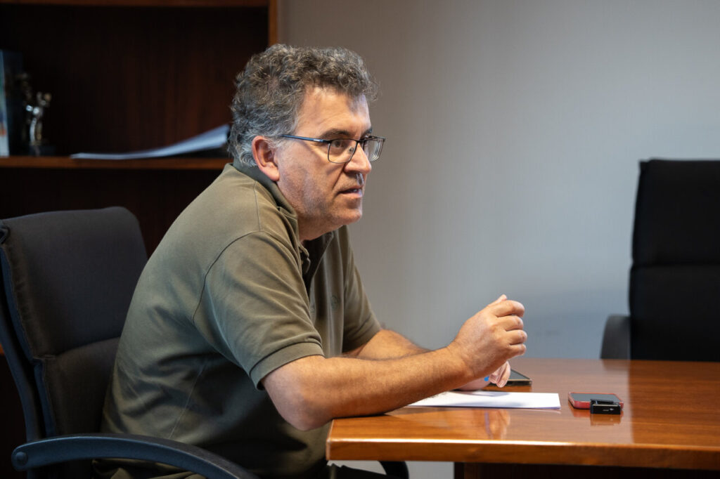 Joan Simonet Pons durante una entrevista en su oficina