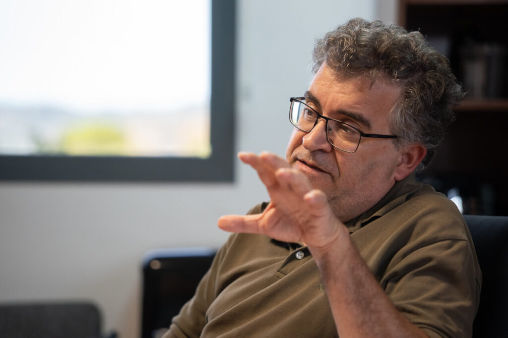 Joan Simonet Pons hablando durante una entrevista sobre agricultura y medio ambiente