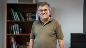 Joan Simonet Pons en su oficina con estantería de libros