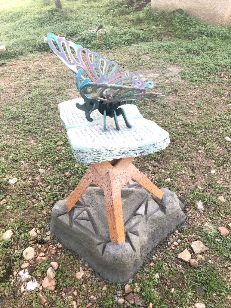 Escultura de Joan Balaguer con forma de mariposa sobre pedestal