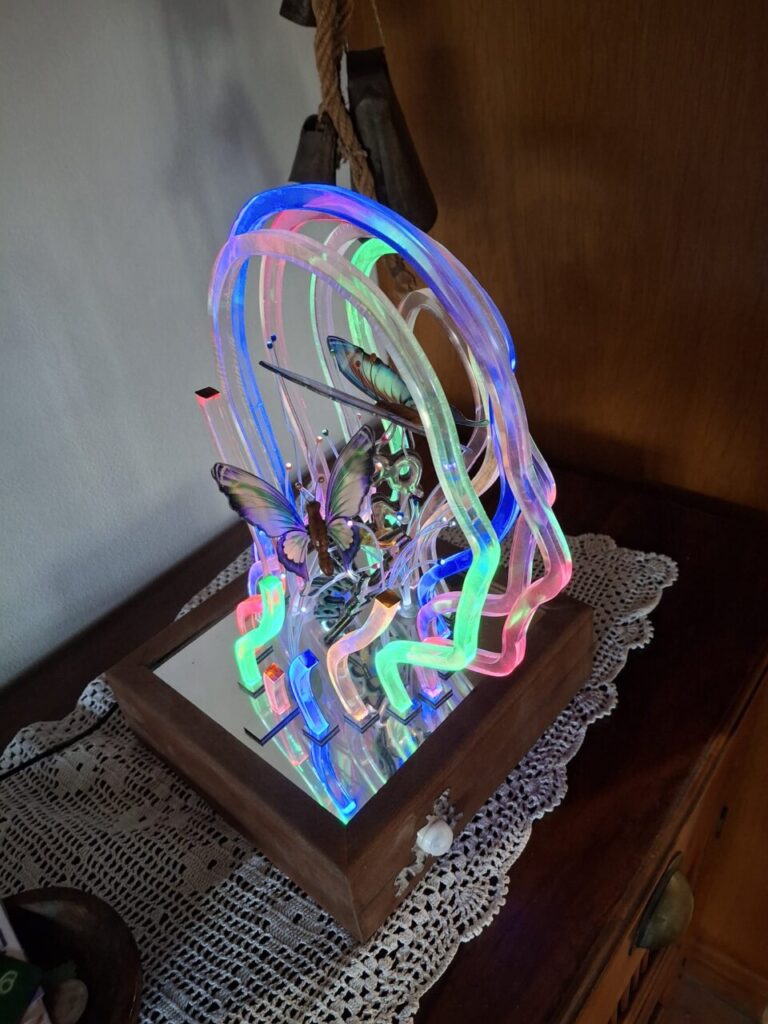 Escultura iluminada de Joan Balaguer con mariposas de colores