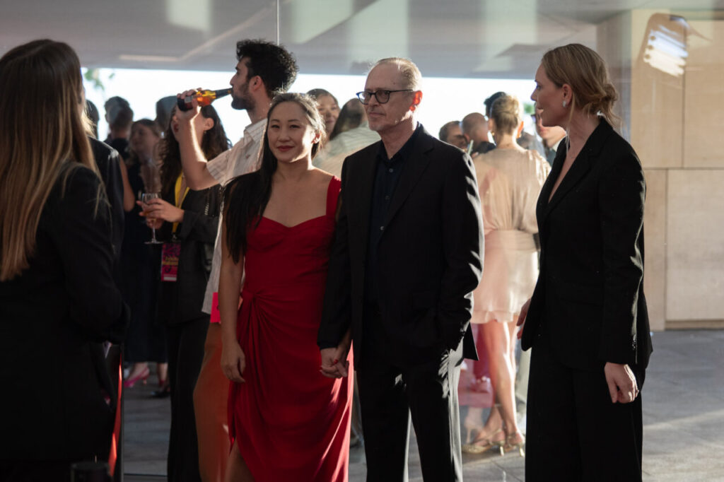 Steve Buscemi y otros asistentes en la gala inaugural del festival de cine.