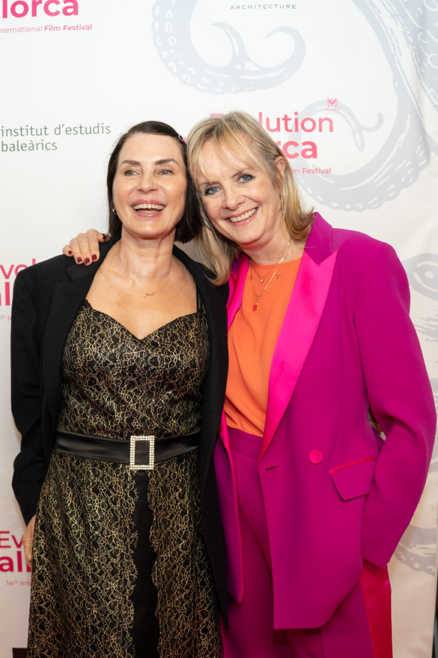 Dos mujeres sonrientes en la gala inaugural del Evolution Film Festival