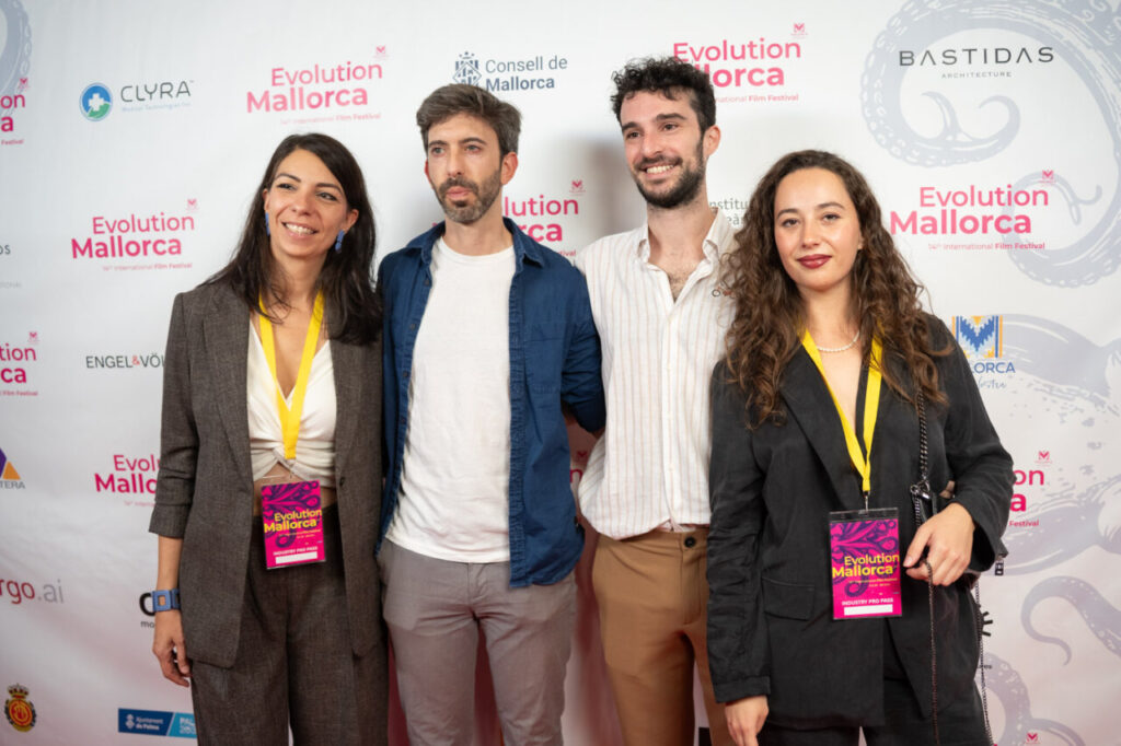 Cuatro personas posando en la gala inaugural del festival de cine en Mallorca