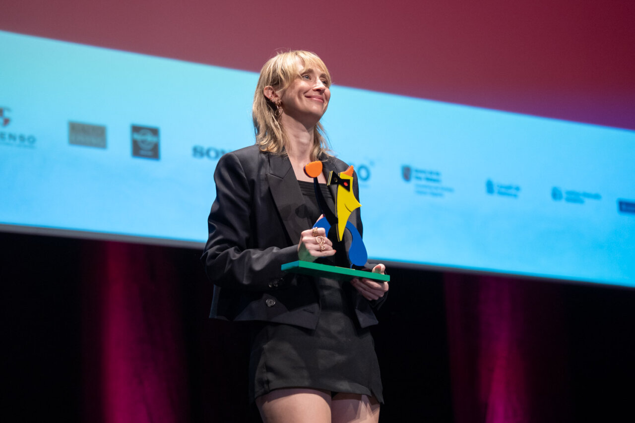 Ingrid García Jonsson recibiendo un premio en el Evolution Film Festival