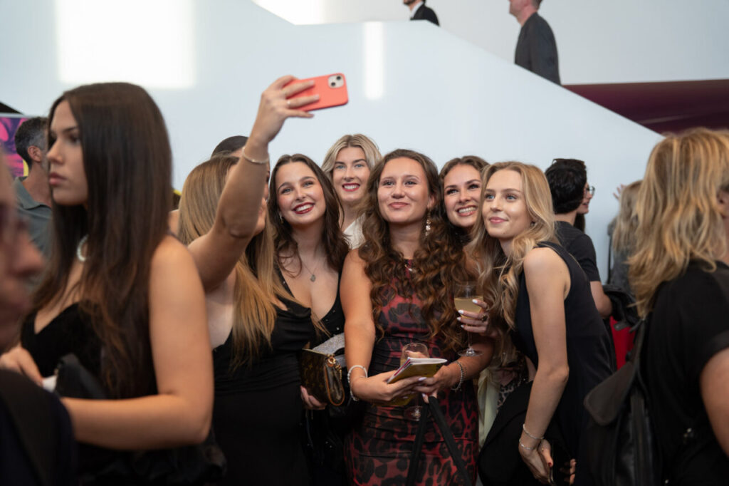 Grupo de mujeres sonriendo y posando para una selfie en el festival de cine.