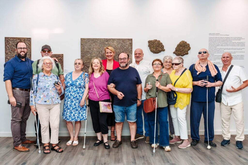 Grupo de personas en una exposici&oacute;n de arte de Lucie Balaguer