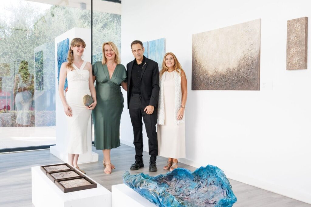 Cuatro personas posando en una exposici&oacute;n de arte contempor&aacute;neo.