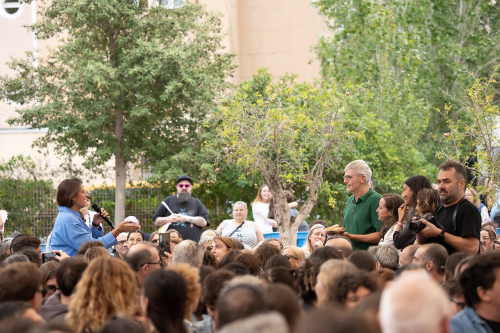 Asistentes del festival FLEM en Magaluf durante una charla literaria