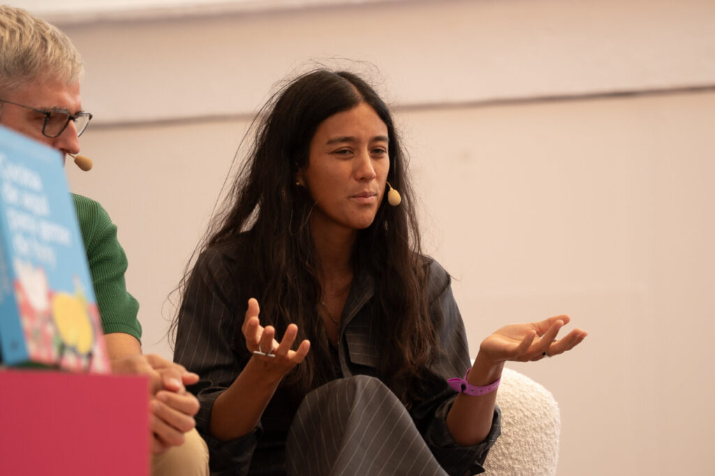 Participante del festival FLEM discutiendo sobre literatura y gastronomía