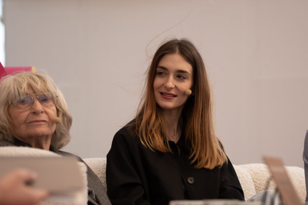 Participantes en el Festival FLEM discutiendo sobre literatura y gastronomía