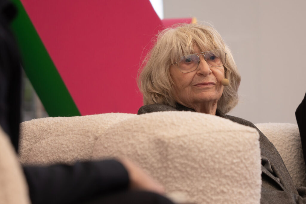 Participante en el Festival FLEM en Magaluf con micrófono