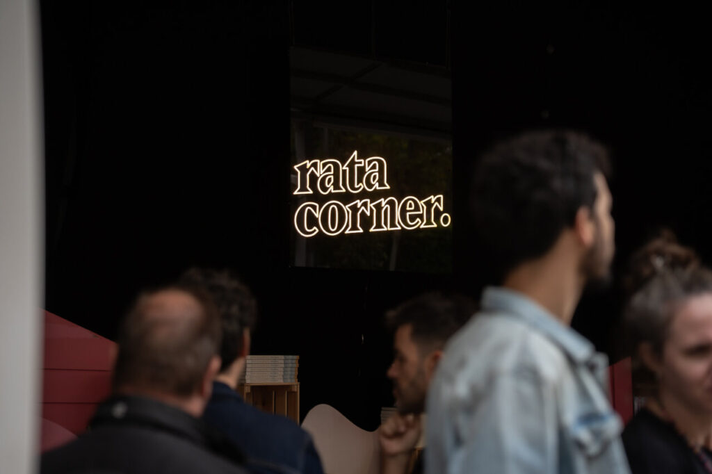 Cartel iluminado de Rata Corner en el Festival FLEM