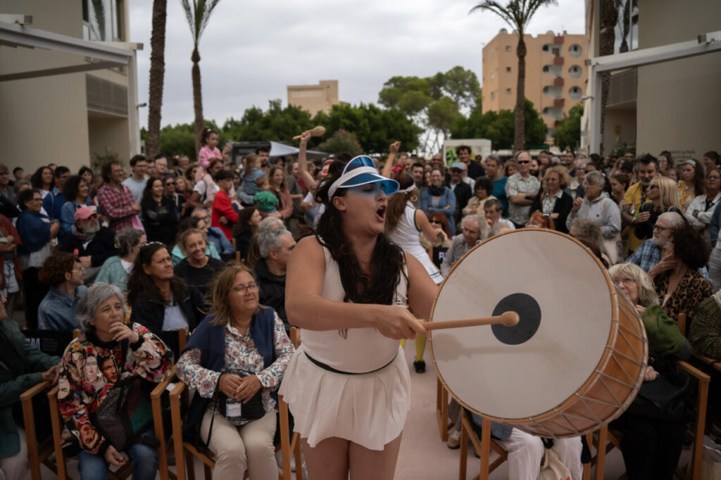Actuación en el Festival FLEM con público entusiasta en Magaluf