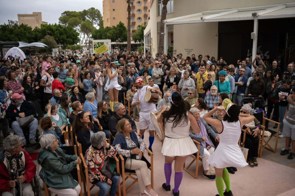 Actuación en el festival FLEM con público entusiasta en Magaluf