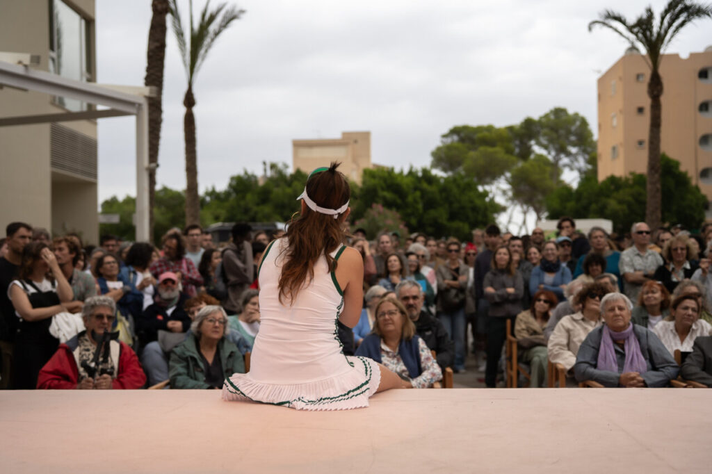 Actuación en el festival literario FLEM en Magaluf con público atento.