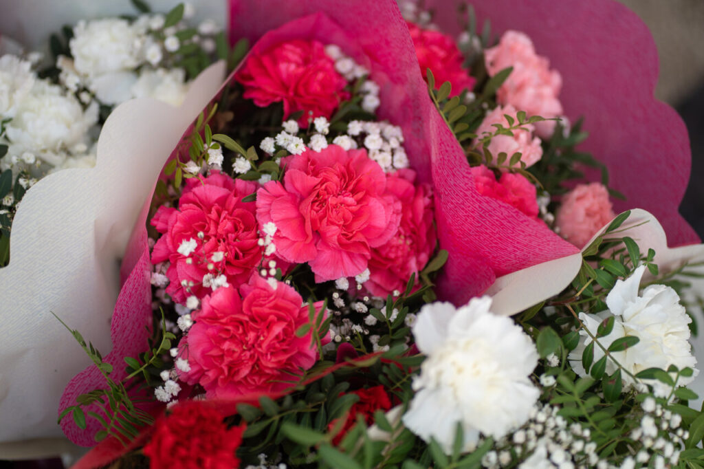 Ramos de flores coloridas para el D&iacute;a de Todos los Santos