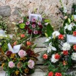 Diversas composiciones de flores en un entorno rústico